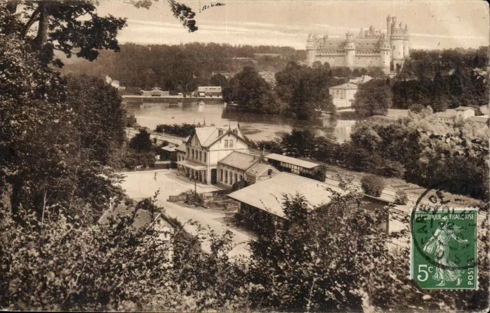 Pierrefonds — Das Schloss und die Station — Luxus-Postkarte - Vorderseite