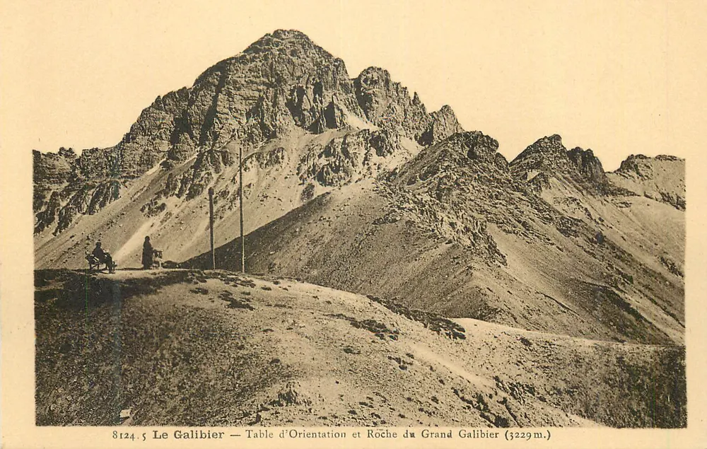 Le Galibier — Orientierungstafel und Felsen des Grand Galibier (3229m) - Vorderseite