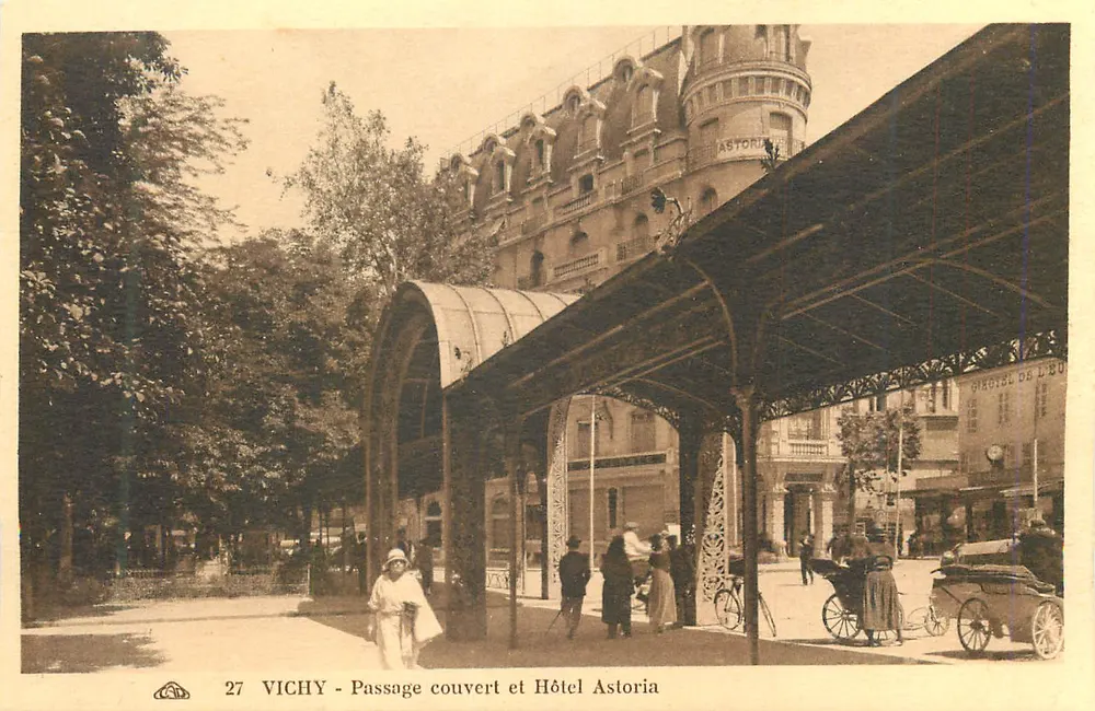 Vichy - Passagem coberta e Hotel Astoria — editor Bilhete postal antigo, n° 27 - Frente