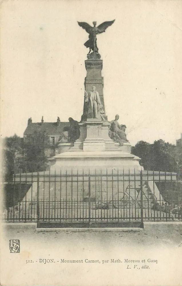Dijon - Denkmal Carnot — Statue eines stehenden Mannes, Adler oben, Skulpturen an der Basis — von Math. Moreau et Gasq, L. V., Verlag - Vorderseite