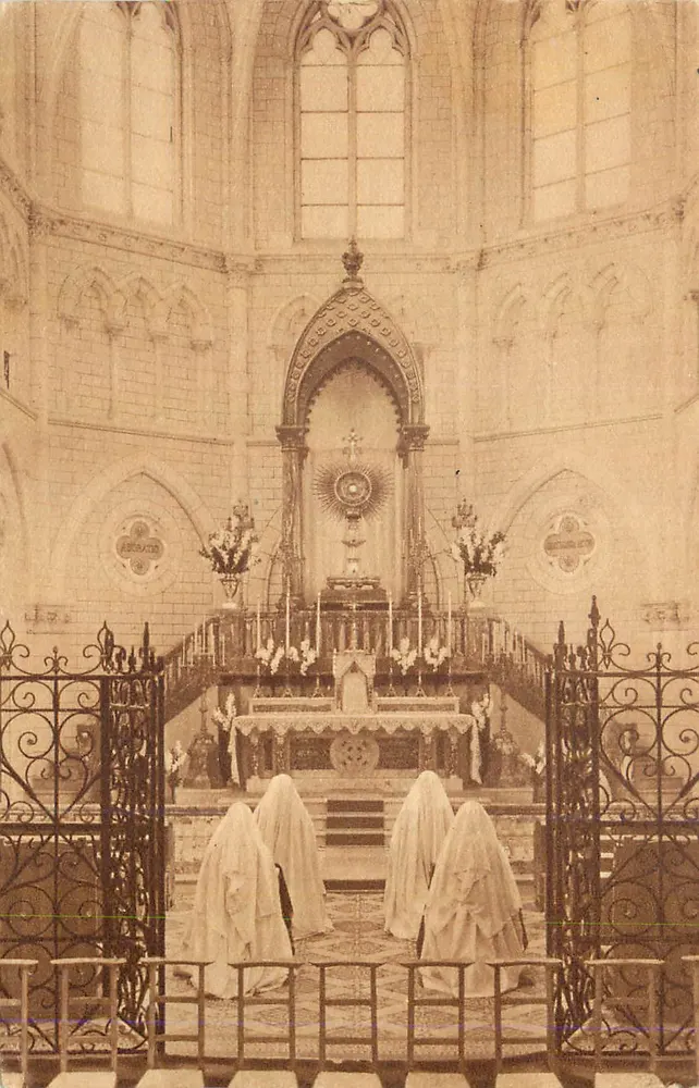 Innenansicht einer Kirche — Blick auf den Altar und Nonnen — Verlag unbekannt - Vorderseite
