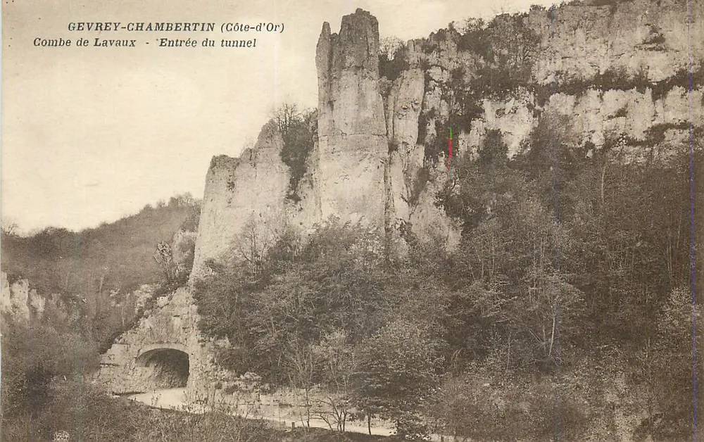 Gevrey-Chambertin (Côte-d'Or) — Combe de Lavaux - Eingang zum Tunnel - Vorderseite
