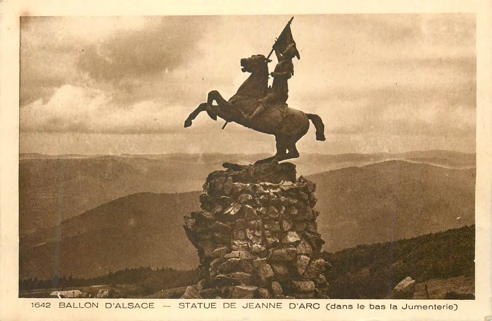 Ballon d'Alsace — Statue der Jeanne d'Arc (unten die Jumenterie) - Vorderseite