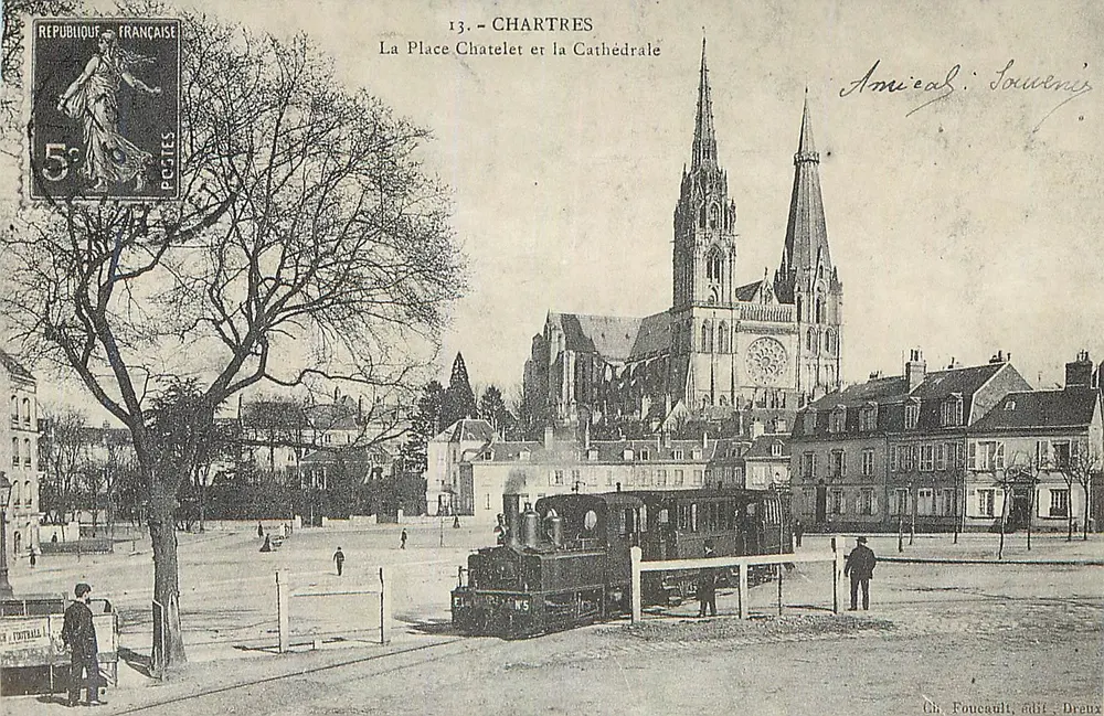 Chartres — A Place Chatelet e a Catedral — Ch. Foucault, edição Dreux - Frente