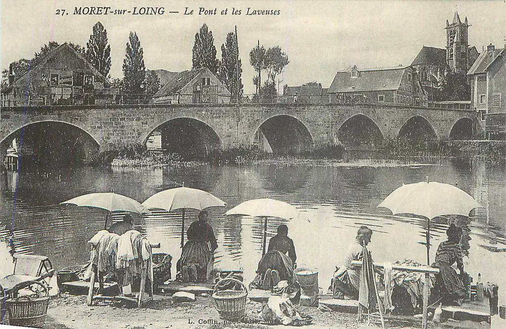 MORET-sur-LOING — O Ponte e as Lavadeiras — L. Coffin, fot. - Frente