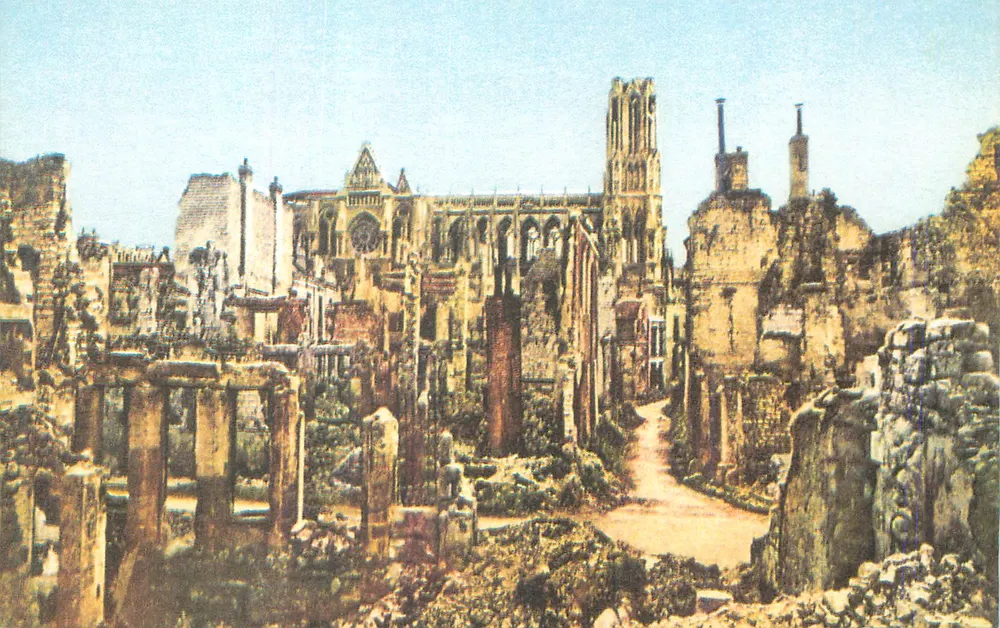 Ruínas da catedral Notre-Dame de Reims — vista após os bombardeios — editor não visível - Frente