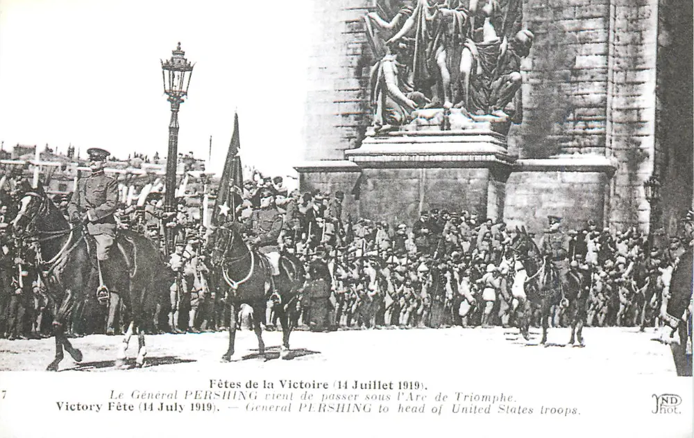 Fest der Siegesfeier (14. Juli 1919) — General PERSHING am Triumphbogen - Vorderseite