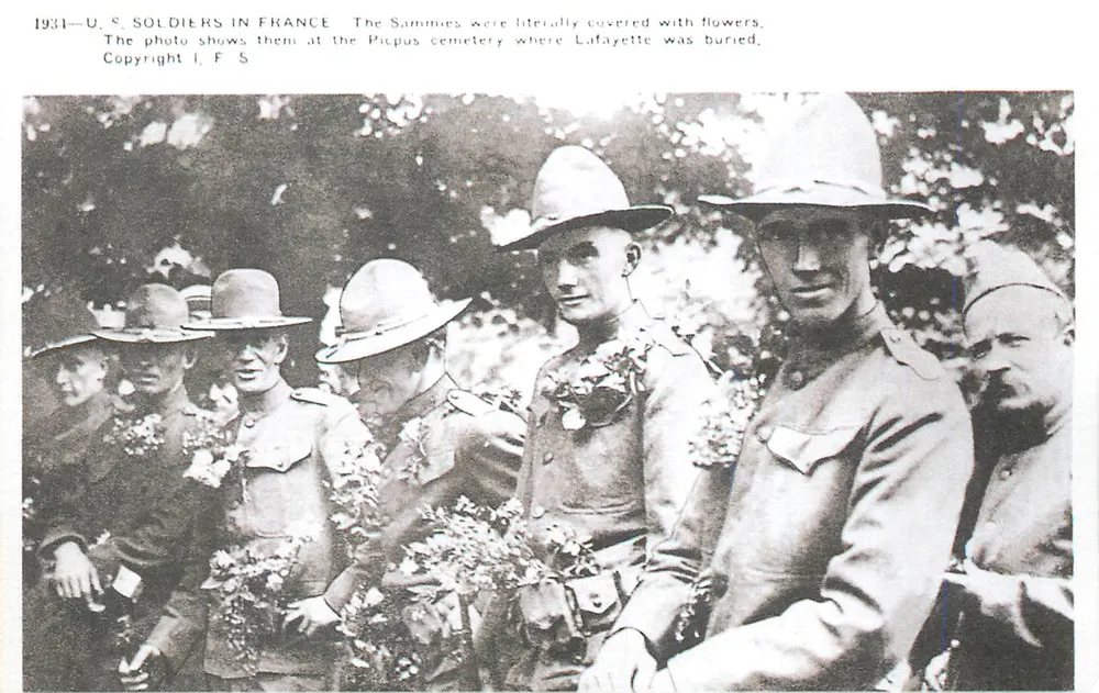 AMERIKANISCHE SOLDATEN IN FRANKREICH — 1931 — am Friedhof Picpus, wo Lafayette begraben ist — Copyright I. F. S. - Vorderseite