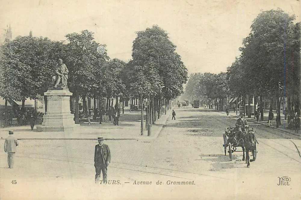 Tours — Avenida de Grammont — estátua no local - Frente