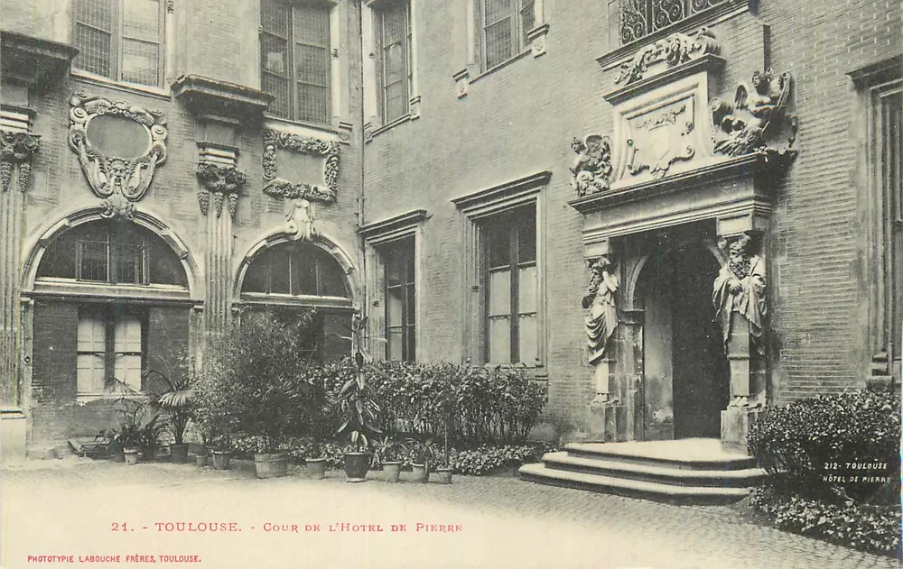 Toulouse - Cour de l'Hôtel de Pierre — Fototipia Labouche Frères, Toulouse, n°212 - Frente