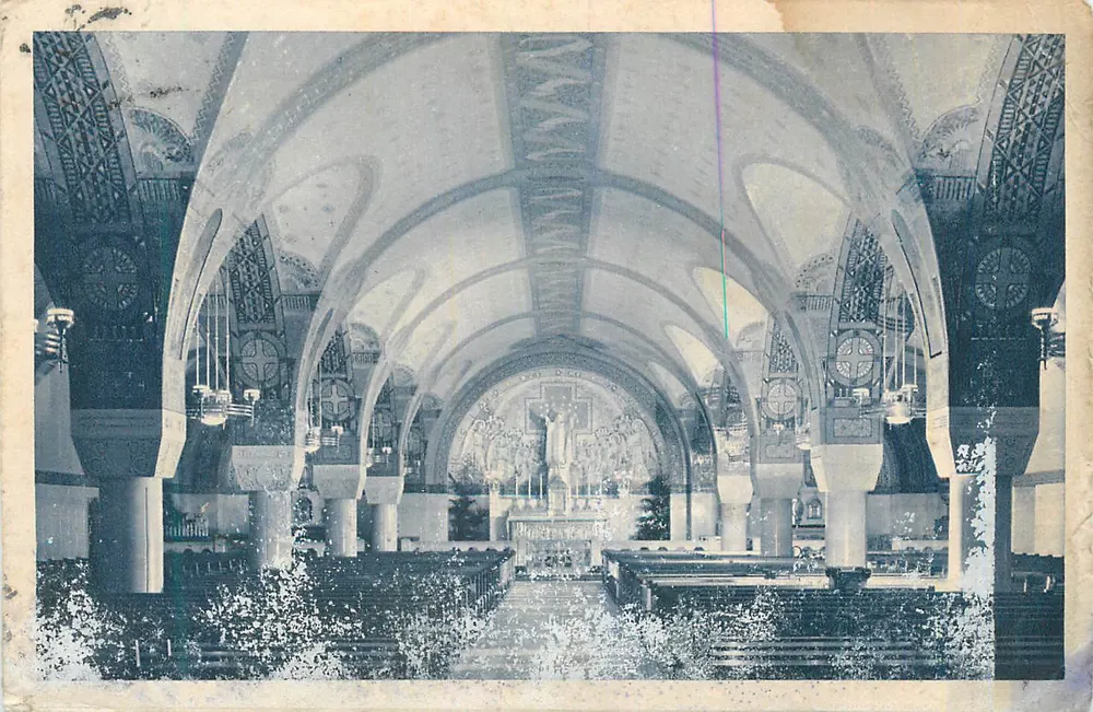 Interior da igreja — detalhes arquitetônicos e decorativos — editor não identificável - Frente