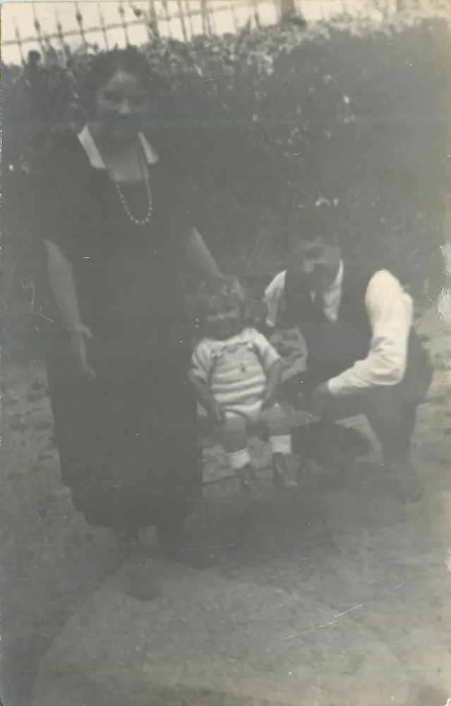Familie im Freien — Schwarz-Weit-Foto — datiert um 1930 - Vorderseite