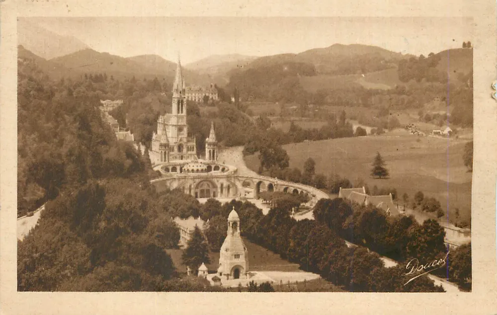 Basilika Notre-Dame du Rosaire von Lourdes — Panoramablick — Douces - Vorderseite