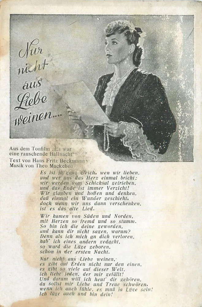 Mulher em vestido escuro segurando um papel — texto da música do filme 'Es war eine rauschende Ballnacht' — editor não visível - Frente