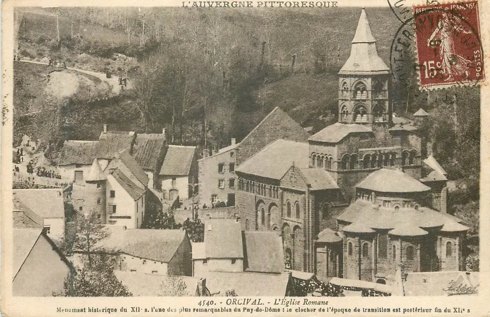 Orcival — Die romanische Kirche — pittoreske Auvergne - Vorderseite