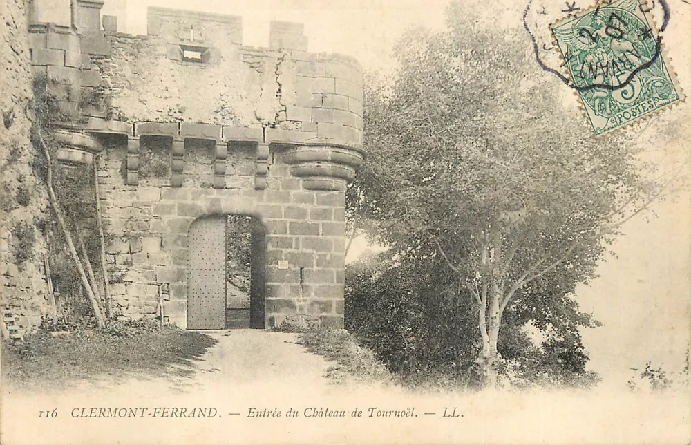 Eingang zum Schloss Tournoël — Clermont-Ferrand — LL. - Vorderseite