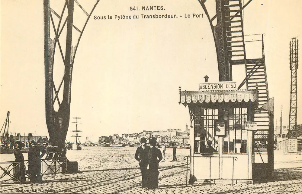 Nantes — Unter dem Pylon des Transbordeurs — Der Hafen - Vorderseite