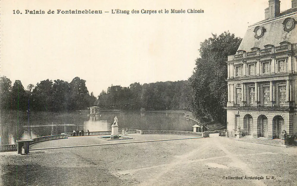 Schloss Fontainebleau — Der Karpfenteich und das Chinesische Museum - Vorderseite