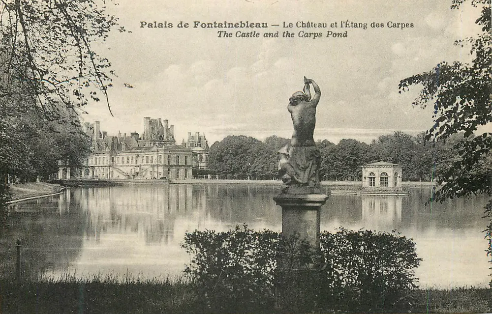Palast von Fontainebleau — Das Schloss und der Karpfenteich - Vorderseite