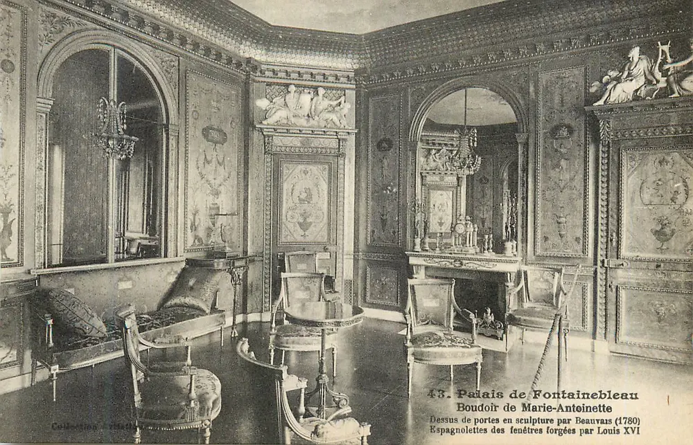 Schloss Fontainebleau — Boudoir von Marie-Antoinette — Schnitzereien an Türen von Beauvais (1780) und geschmiedete Fensterschlösser von Ludwig XVI - Vorderseite