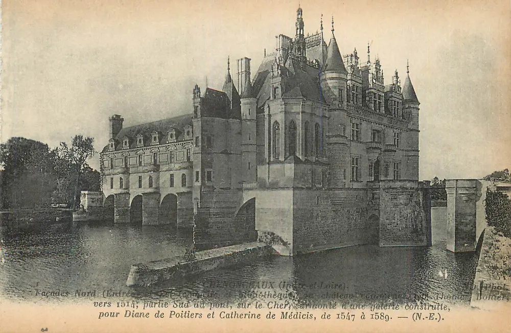 Castelo de Chambord (Indre-et-Loire) — Fachadas Norte e Sul do ponte sobre o Cher, com galeria construída em torno de 1547-1589 — editor T. Bollier, n° 54 - Frente