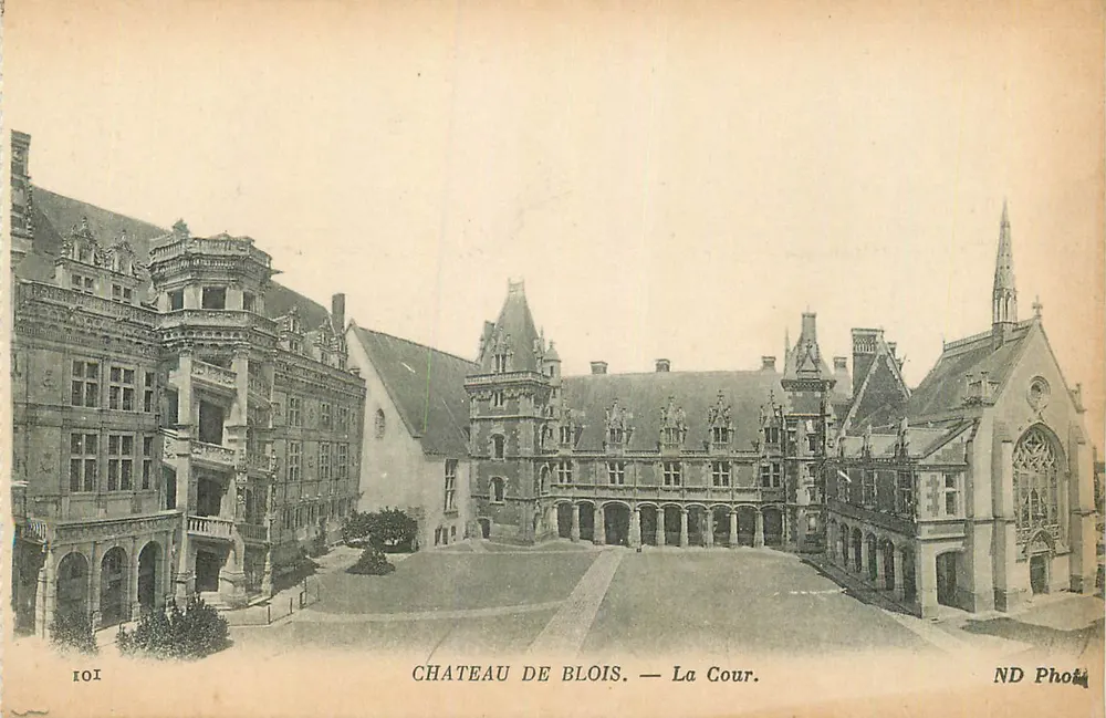 Castelo de Blois — A Cour. — ND Photo - Frente