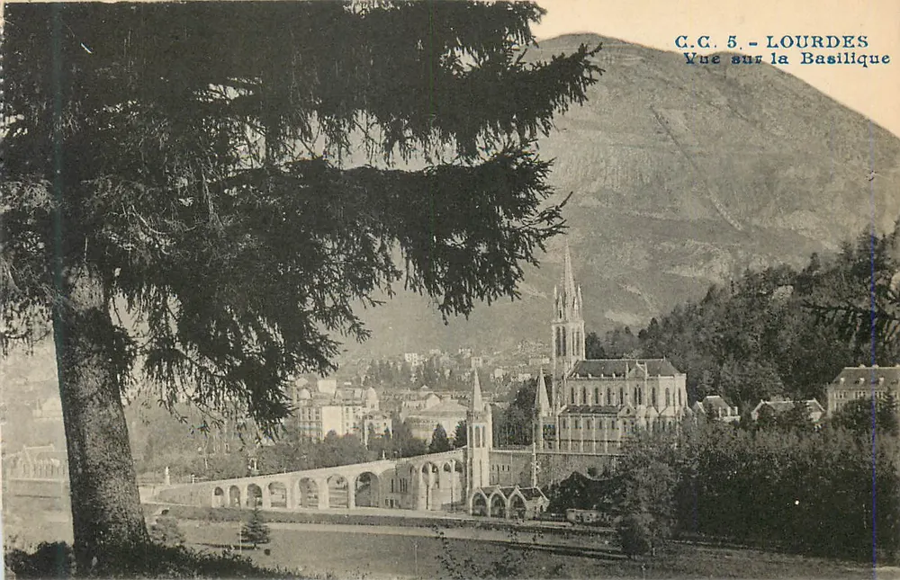Lourdes — Vista da Basílica — C.C. 5 - Frente
