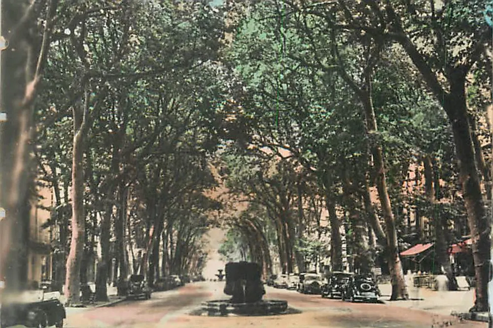 Avenida arborizada — vista da praça da República — Paris, França - Frente