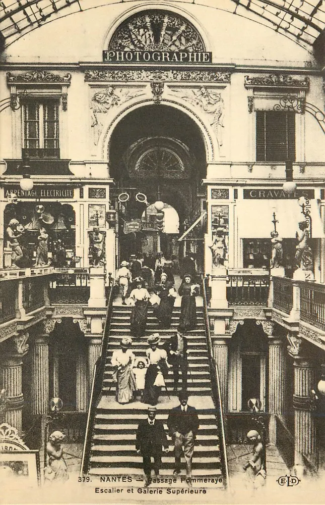 NANTES — Passage Pommeraye — Treppenhaus und Obergalerie — ELD - Vorderseite