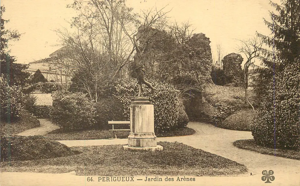 Perigueux — Jardim das Arênes — estátua sobre pedestal - Frente