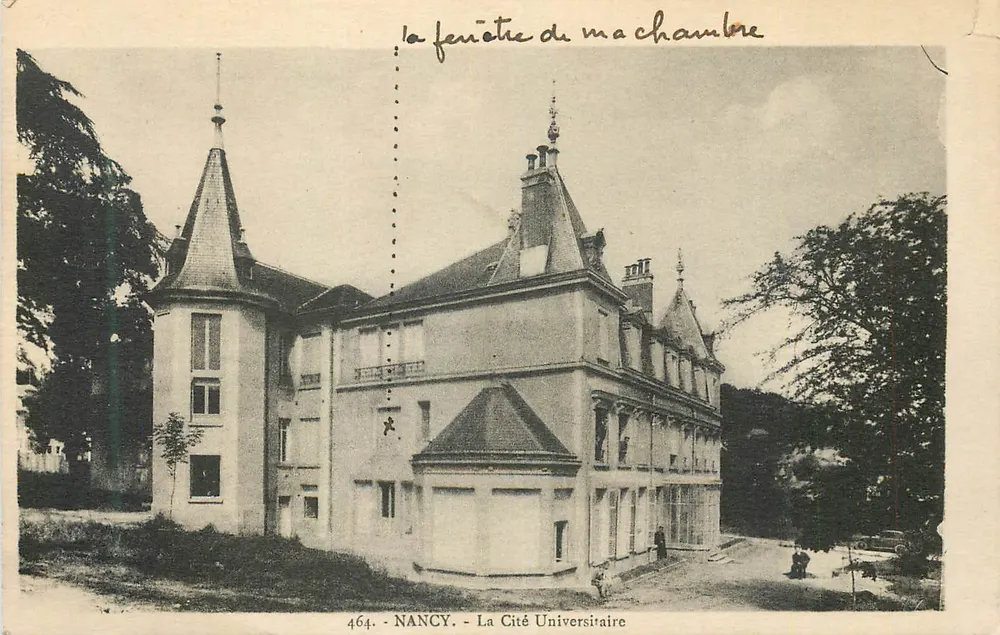 Nancy - A Cidade Universitária — vista do edifício com inscrição manuscrita 'a janela do meu quarto' - Frente