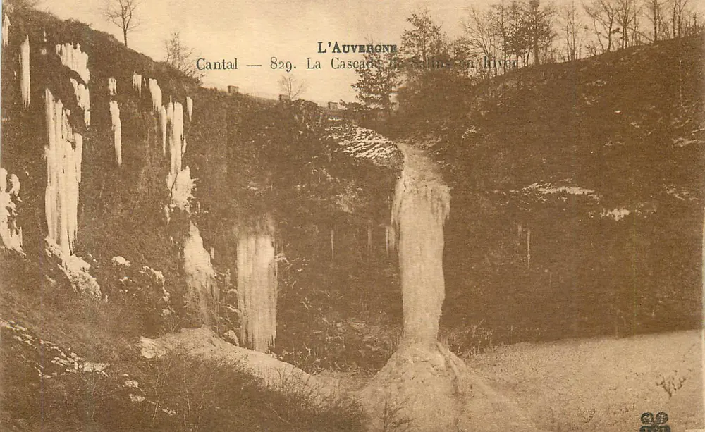 A Cascata de Salins-en-Rivière — Cantal — 829. A Auvergne - Frente