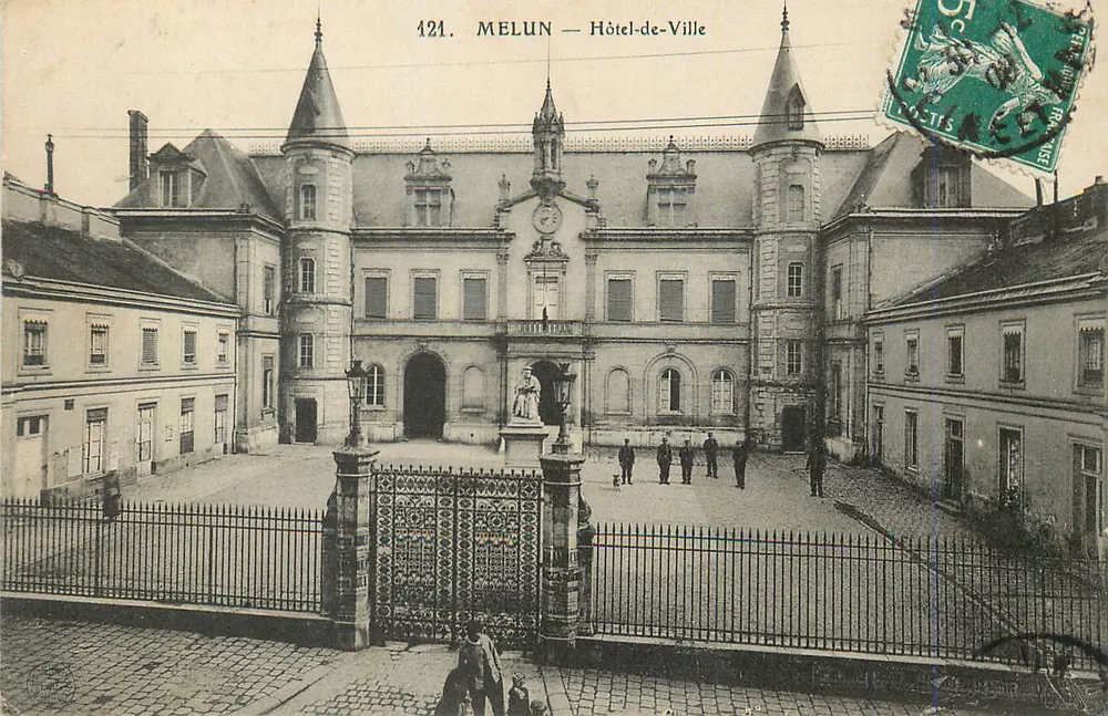 Melun — Hotel-de-Ville — editor Postis, n° 121 - Frente