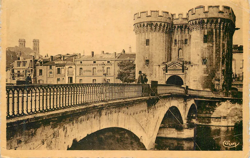 Pont de la Porte Croussée — Tours et bâtiments — Éditeur Cim - Recto
