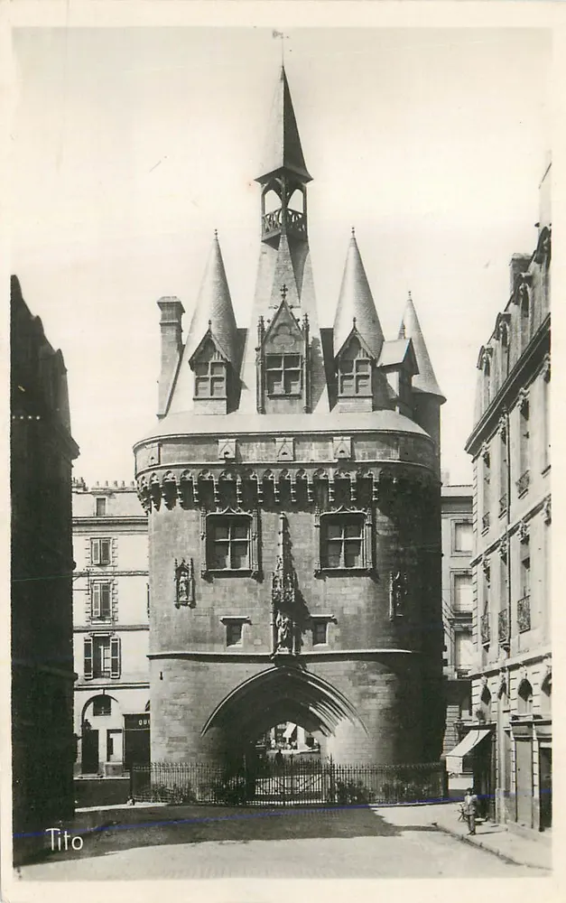 Porte de la Cité — Tours — Tito - Frente
