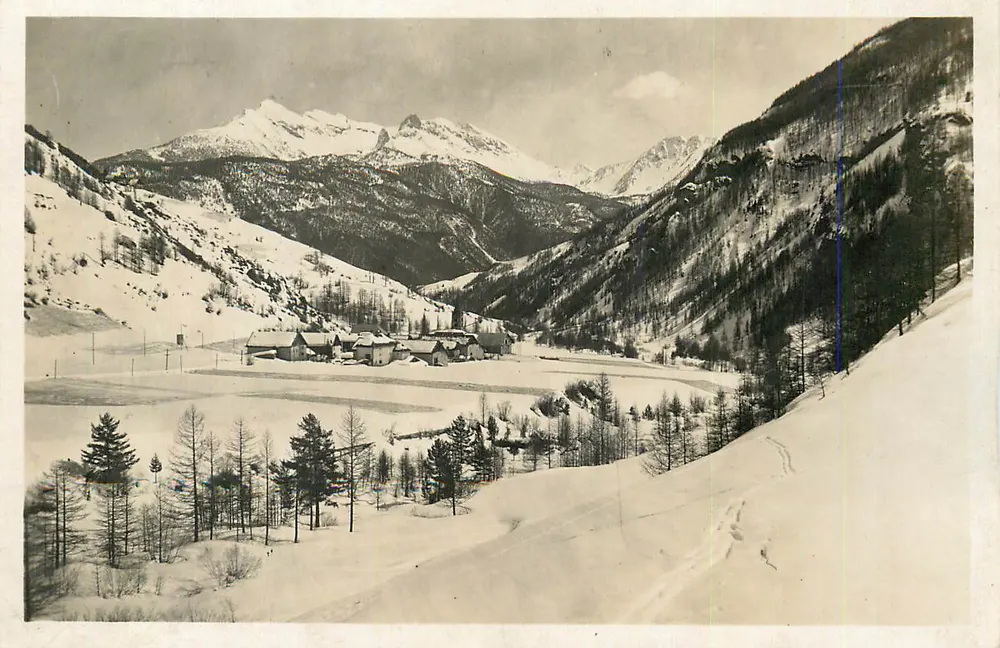 Vila nevada nas montanhas — vista panorâmica — editor não identificável - Frente