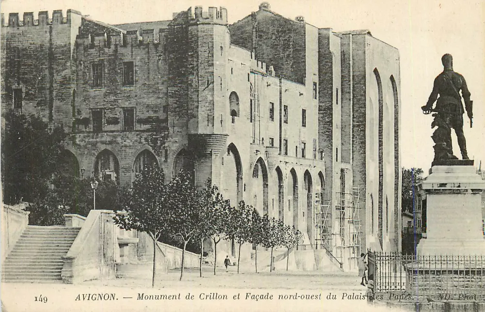 Avignon — Denkmal Crillon und Nordwestfassade des Palais des Papes - Vorderseite