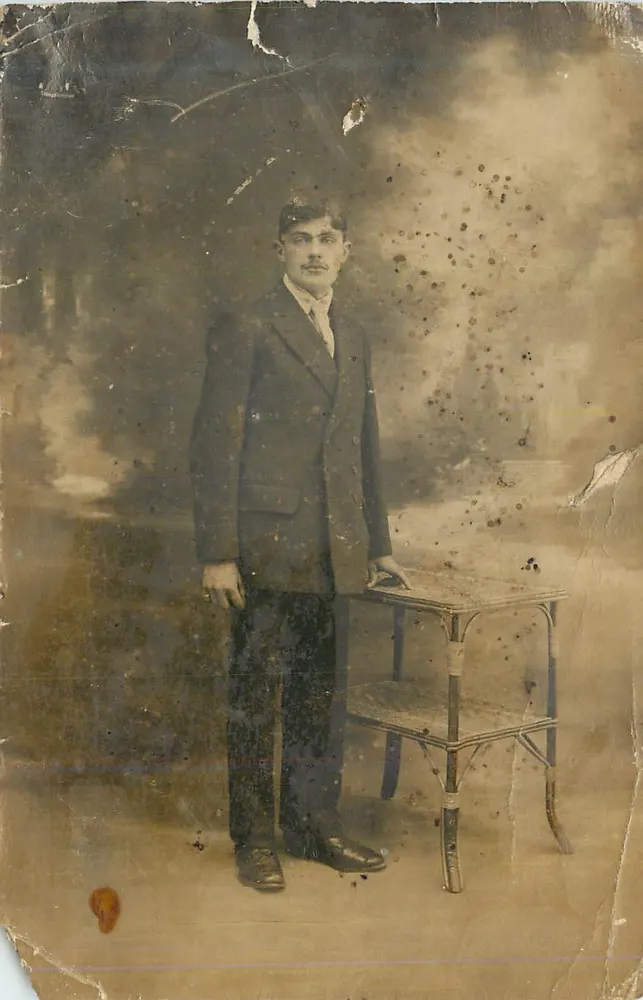 Portrait d'un homme en costume — studio photographique — éditeur non visible - Front