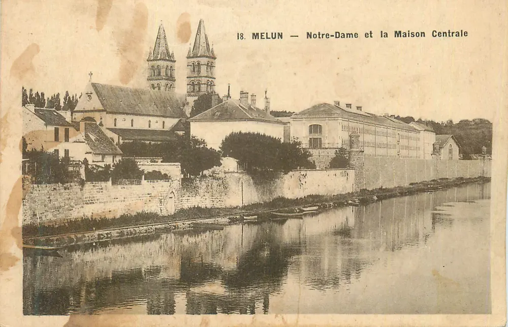 Melun — Notre-Dame e a Maison Centrale - Frente