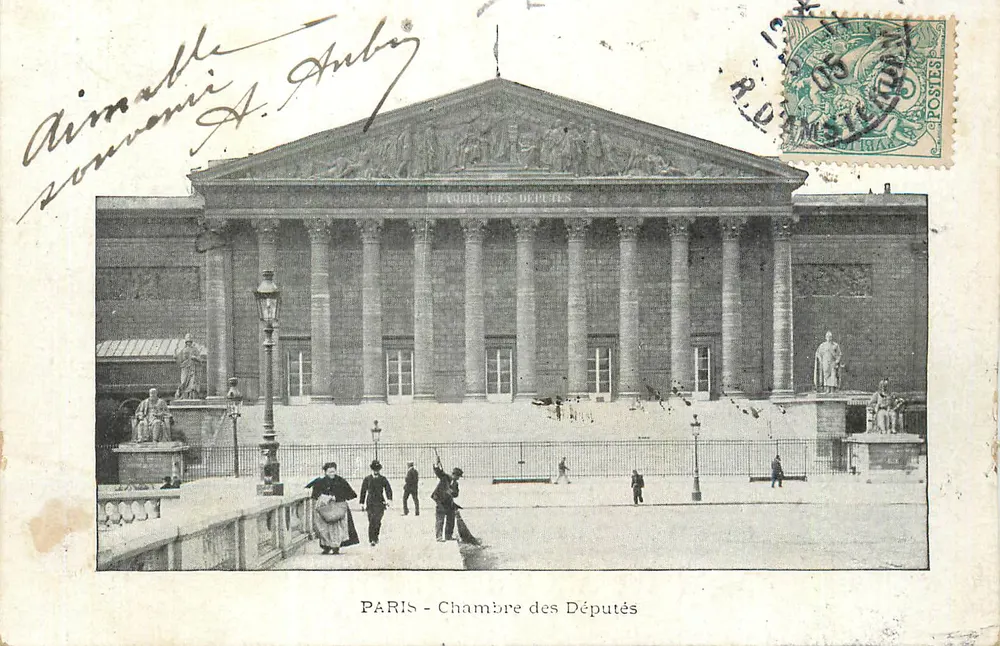 PARIS - Câmara dos Deputados — vista do edifício com colunatas e estátuas - Frente