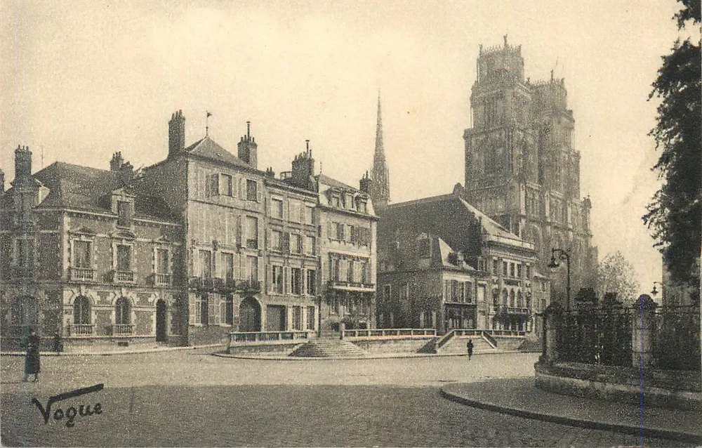 Place de la Cathédrale à Rouen — vue urbaine avec église et bâtiments — Vogue - Recto