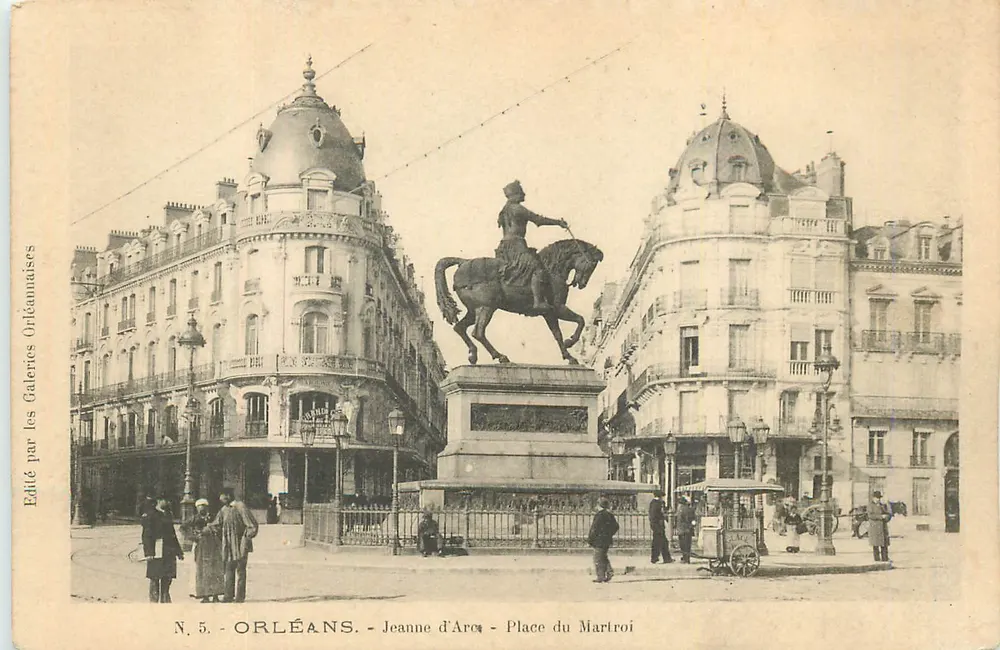 Orléans — Joana d'Arc — Place du Martroi — Editado pelas Galerias Orléanaises, N. 5 - Frente