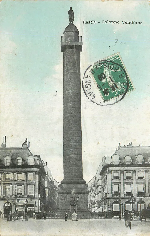 Paris - Coluna Vendôme — vista da coluna com estátua no topo e edifícios ao redor - Frente