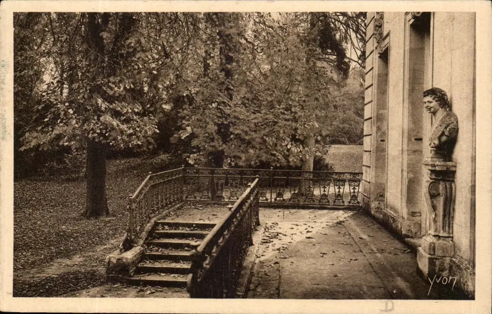 Entrada de Trianon sob as árvores — Versailles — Edição de Arte Yvon, n°53 - Frente