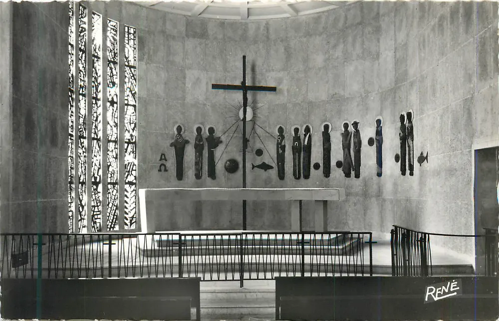 Interior da igreja moderna — decoração abstrata e vitrais — editor RENÉ, número de série não visível - Frente
