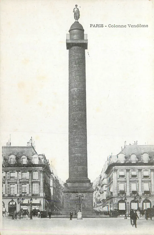 Paris - Coluna Vendôme — vista da coluna monumental com estátua no topo e edifícios ao redor - Frente