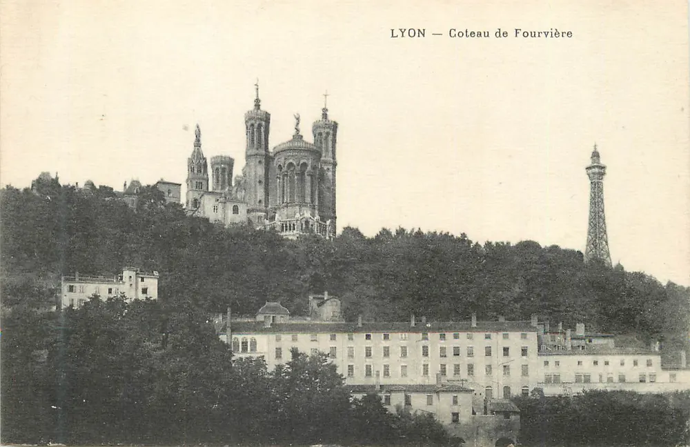 LYON — Coteau de Fourvière — vista panorâmica com a basílica e a torre da Concorde - Frente