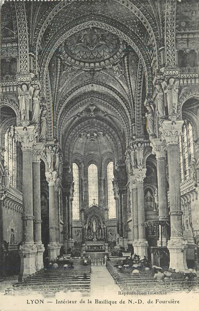 LYON — Interior da Basílica N.-D. de Fourvière — Reprodução Proibida - Frente