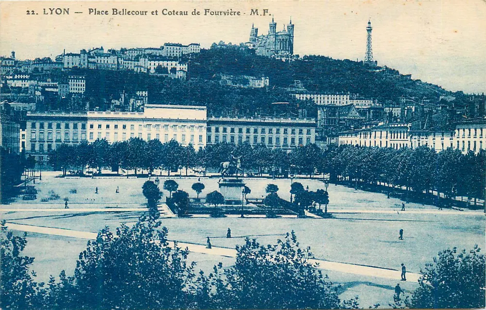 LYON — Place Bellecour et Coteau de Fourvière — M.F. - Recto