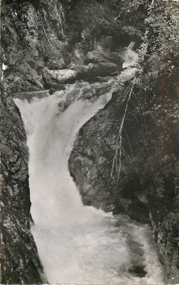 Cascata in un canyon — editore non identificabile - Recto
